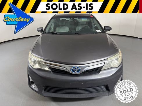 Used 2014 Toyota Camry XLE w/ Moonroof Package FWD image 3