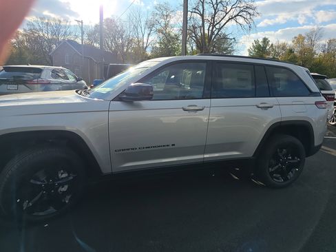 New 2025 Jeep Grand Cherokee Limited w/ Black Appearance Package image 18