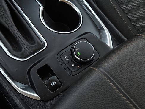 Used 2020 Chevrolet Traverse LT FWD image 25