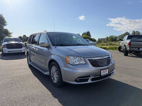 Used 2014 Chrysler Town & Country Touring-L w/ Driver Convenience Group FWD image 2