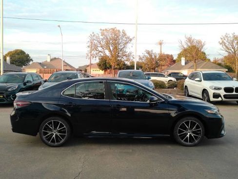 Used 2022 Toyota Camry SE image 5