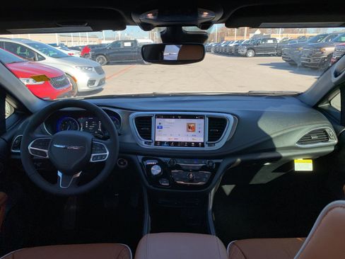 New 2026 Chrysler Pacifica Pinnacle image 14