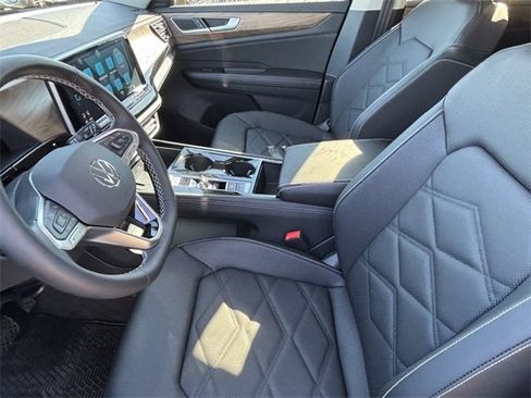 Certified 2025 Volkswagen Atlas SE image 9