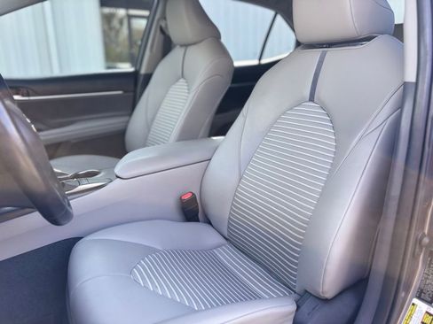 Used 2022 Toyota Camry SE image 12