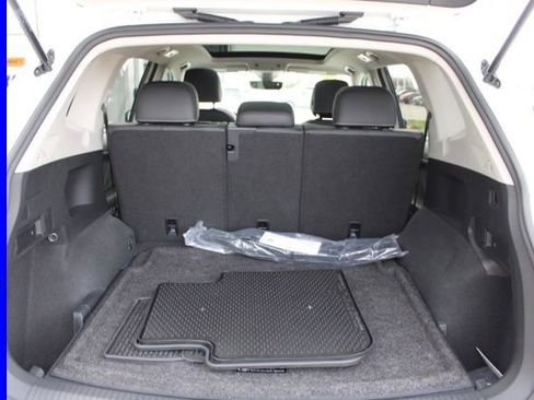 Used 2023 Volkswagen Tiguan SE w/ Panoramic Sunroof Package image 10