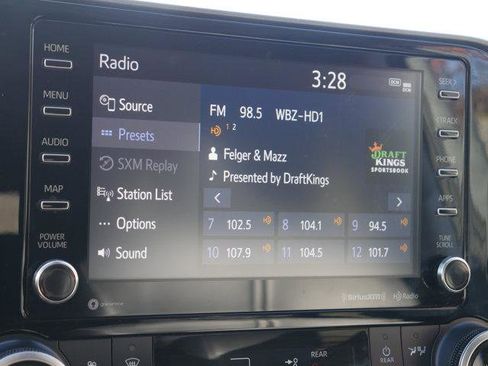 Used 2022 Toyota Highlander XLE AWD/4WD image 18