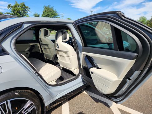 Used 2023 BMW i7 xDrive60 w/ Parking Assistance Package AWD/4WD image 34