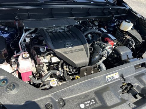 Used 2023 Toyota Highlander LE FWD image 34