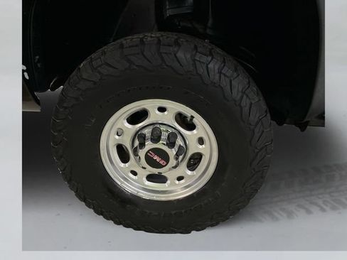 Used 2004 GMC Sierra 2500 SLT w/ Skid Plate Package AWD/4WD image 16
