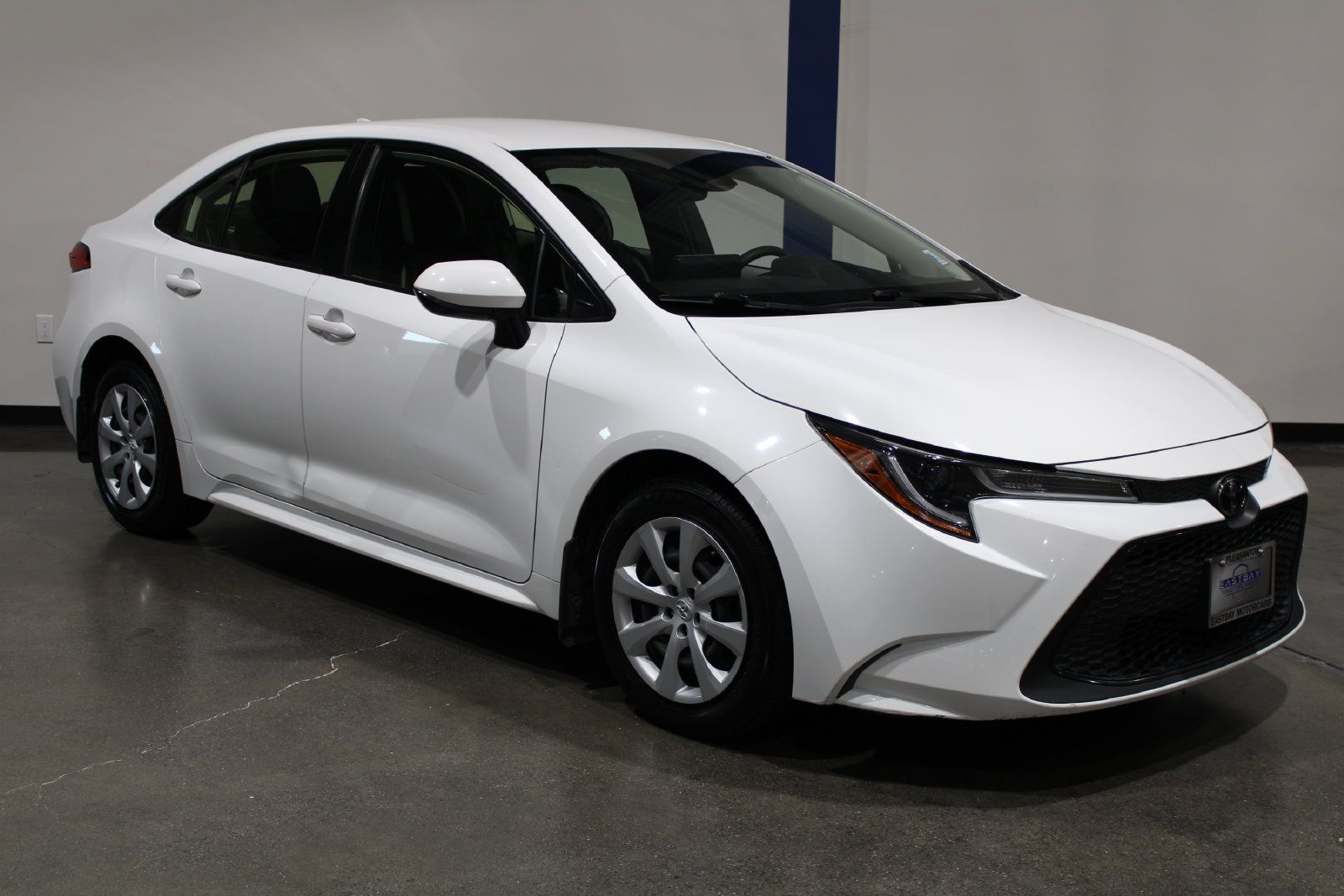 Used 2022 Toyota Corolla LE FWD image 2