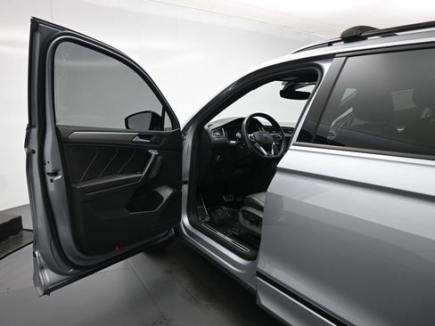 Used 2023 Volkswagen Tiguan SE R-Line FWD image 9