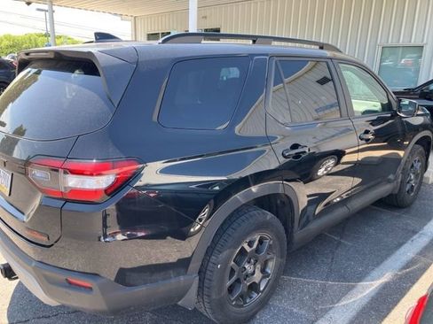 Used 2023 Honda Pilot TrailSport image 6