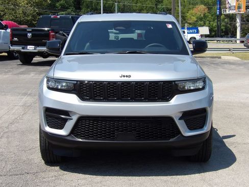 Used 2025 Jeep Grand Cherokee Altitude AWD/4WD image 2