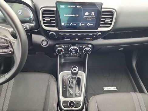 Used 2024 Hyundai Venue SEL FWD image 18