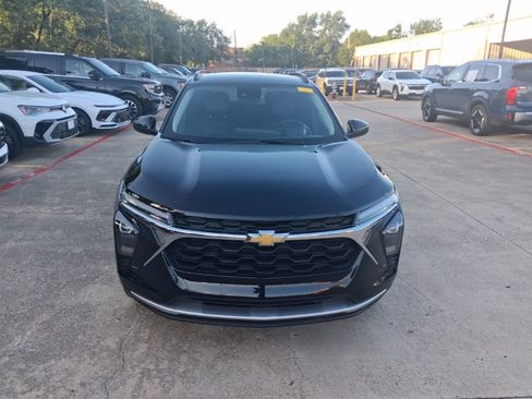 Used 2025 Chevrolet Trax LT w/ LT Convenience Package FWD image 5
