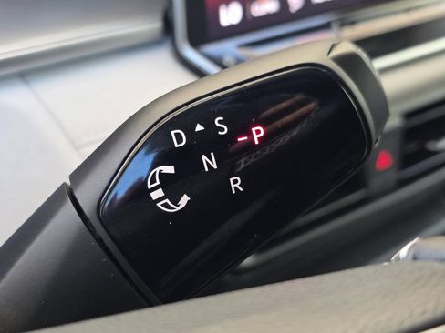 Used 2025 Volkswagen Tiguan SE FWD image 18