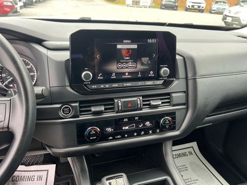 Used 2024 Nissan Pathfinder S image 19