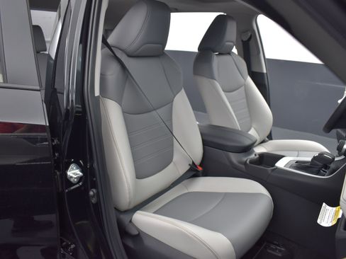 Used 2025 Toyota RAV4 XLE Premium image 27