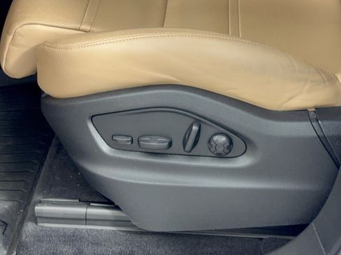 Certified 2024 Porsche Cayenne AWD/4WD image 16