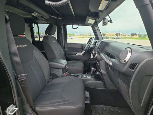 Used 2018 Jeep Wrangler Unlimited Sahara w/ Connectivity Group AWD/4WD image 30