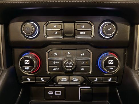 Used 2022 Chevrolet Suburban LT w/ Luxury Package image 26