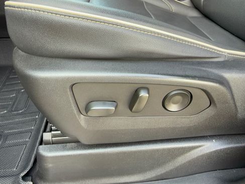 Used 2022 GMC Yukon SLT w/ SLT Premium Package RWD image 16