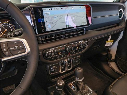 Used 2025 Jeep Wrangler Sahara image 12