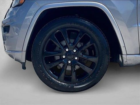 Used 2018 Jeep Grand Cherokee Altitude AWD/4WD image 10