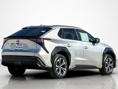 Used 2023 Toyota bZ4X XLE w/ Weather Package image 5