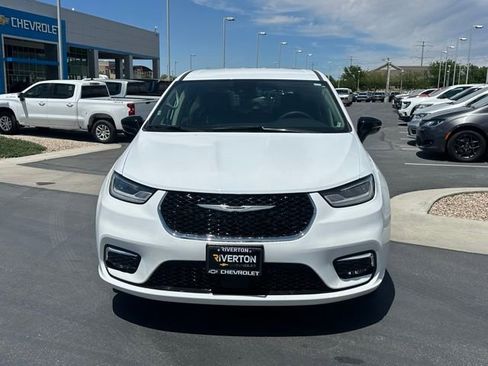 Used 2024 Chrysler Pacifica Touring-L FWD image 29