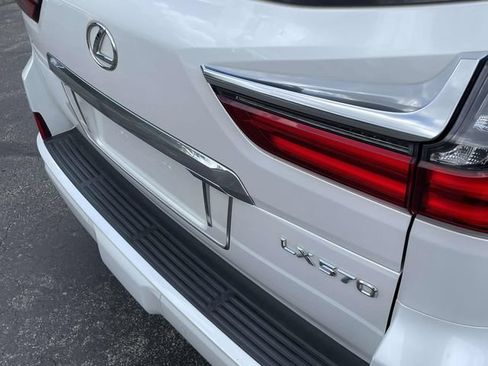 Used 2021 Lexus LX 570 4WD w/ Luxury Package image 8
