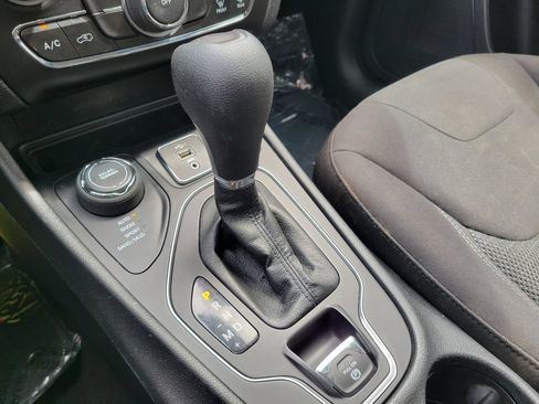Used 2021 Jeep Cherokee Latitude AWD/4WD image 31