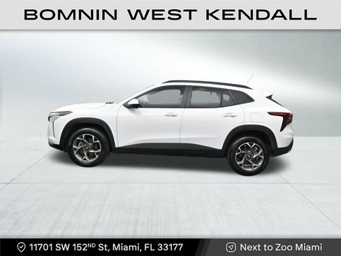 Used 2025 Chevrolet Trax LT image 2