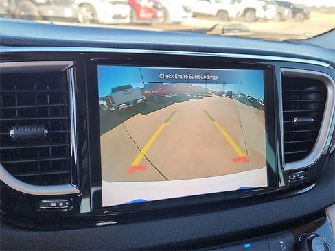 Used 2022 Chrysler Pacifica Touring-L image 14