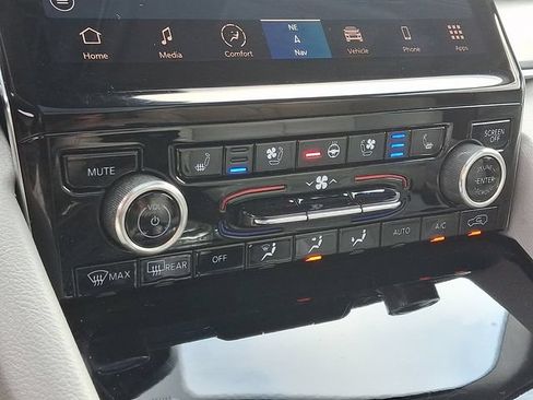 Used 2022 Jeep Grand Cherokee L Overland w/ Luxury Tech Group IV AWD/4WD image 19