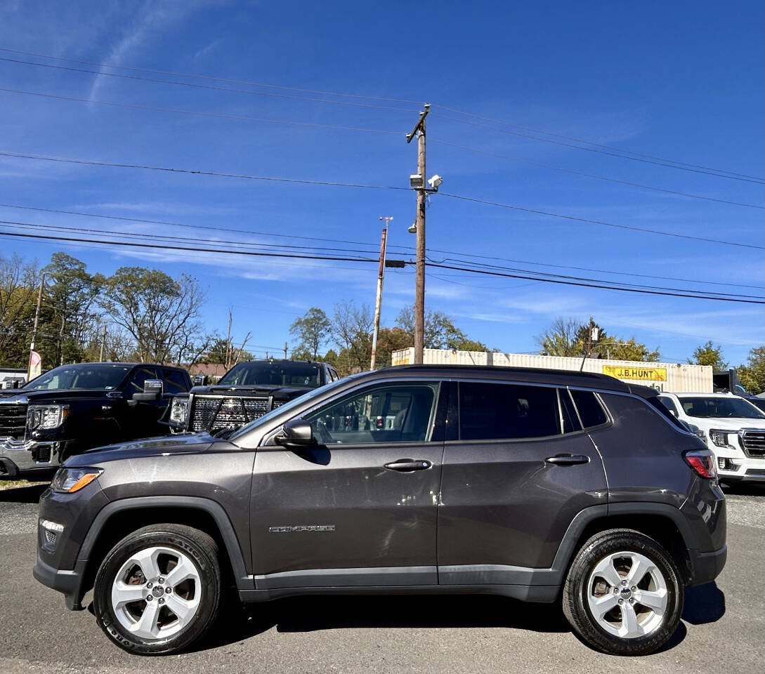 Used 2017 Jeep Compass Latitude w/ Cold Weather Group AWD/4WD image 2