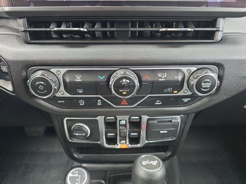 Used 2024 Jeep Wrangler Unlimited Sport AWD/4WD image 18