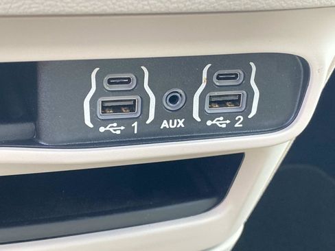 Used 2023 Chrysler Pacifica Touring-L FWD image 32