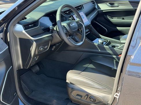 Certified 2024 Jeep Grand Cherokee Limited w/ Black Appearance Package AWD/4WD image 10