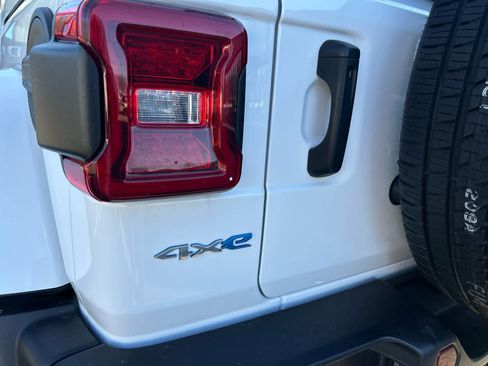 Used 2023 Jeep Wrangler Sahara w/ Cold Weather Group image 38