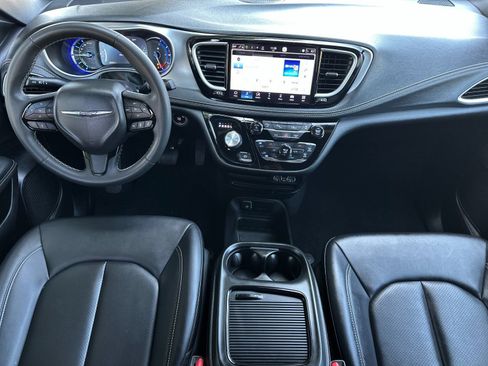 Used 2024 Chrysler Pacifica Limited FWD image 13