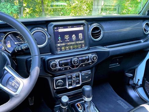 Used 2023 Jeep Wrangler Unlimited Sahara AWD/4WD image 17