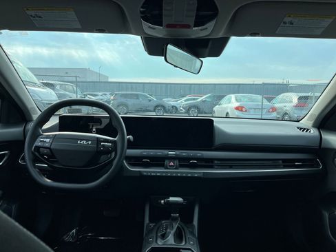 Used 2025 Kia K4 LXS image 32