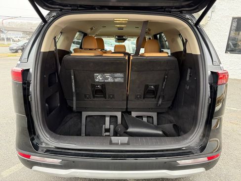 Used 2023 Kia Carnival EX image 8