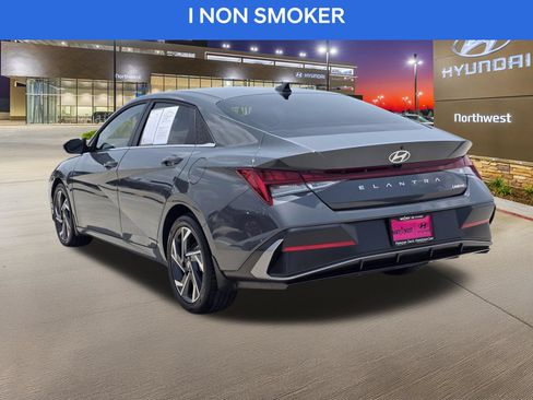 Certified 2025 Hyundai Elantra Limited FWD image 9