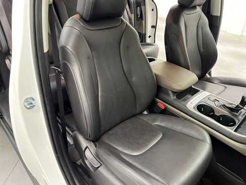 Used 2025 Kia Carnival FWD image 30