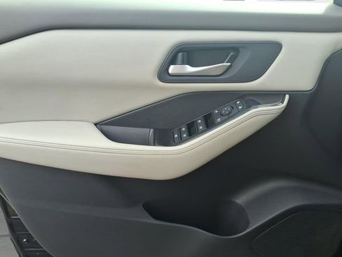 Used 2025 Nissan Rogue SV image 16