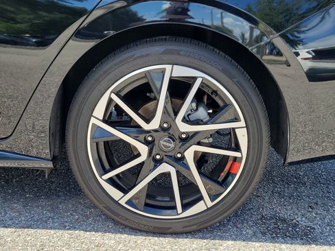 Certified 2025 Nissan Sentra SR FWD image 10