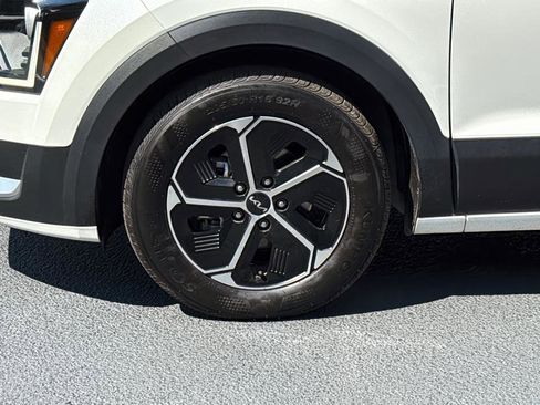 Used 2023 Kia Niro EX image 9