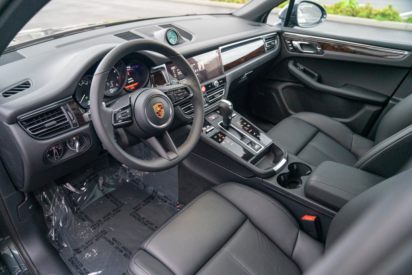Certified 2026 Porsche Macan AWD/4WD image 4